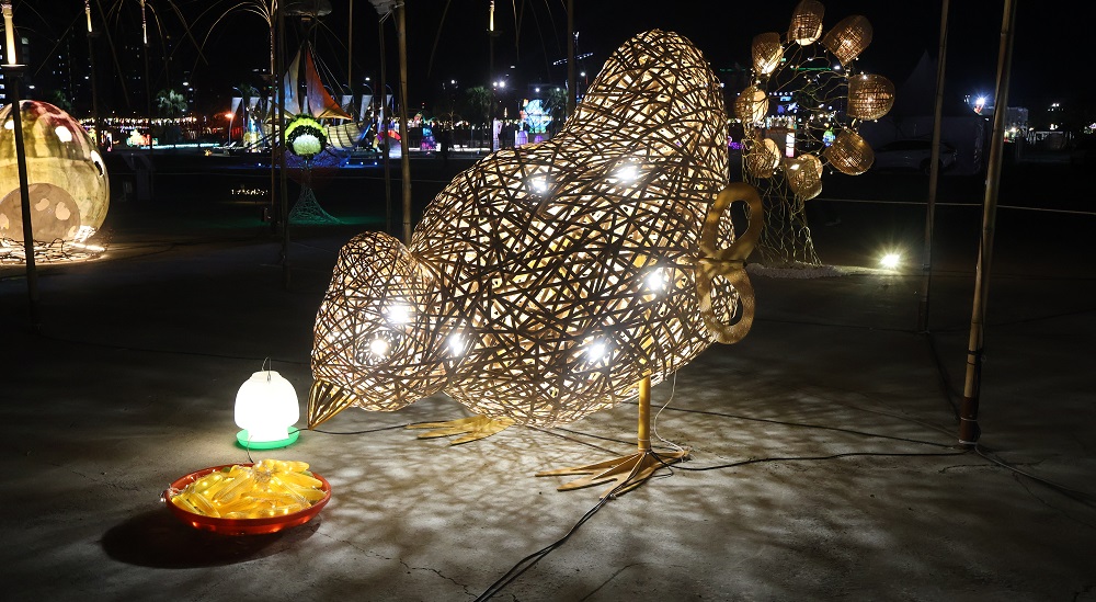 The Swaying Golden Rooster