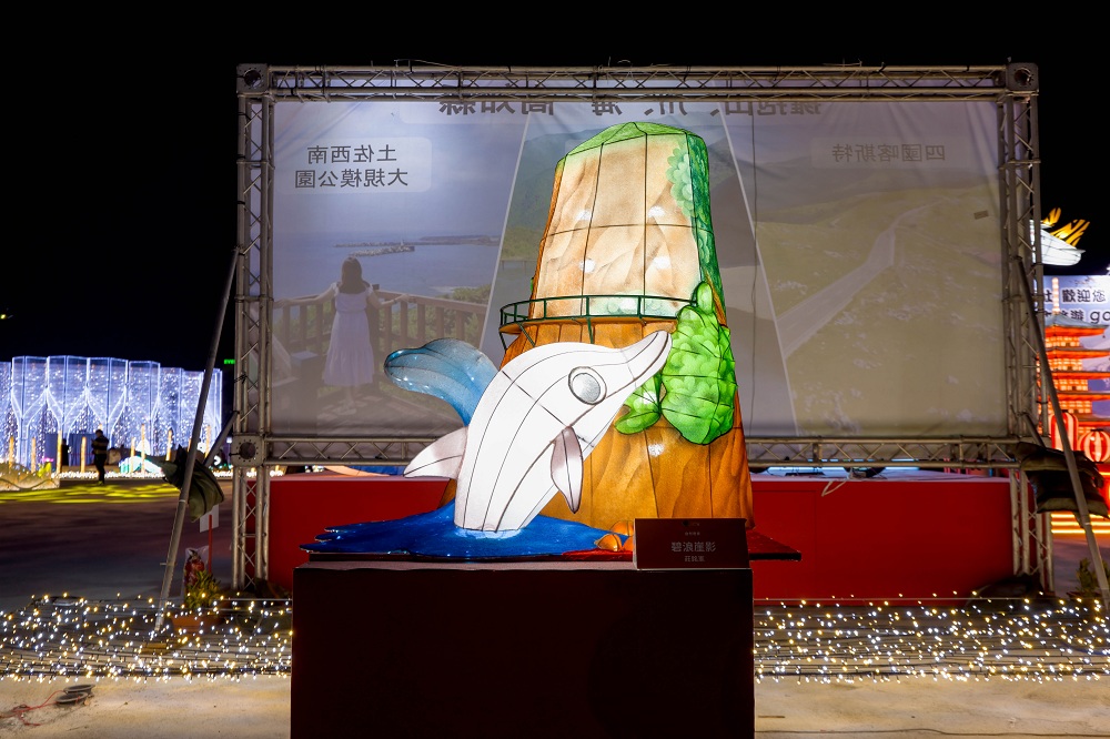 碧き波と断崖の影