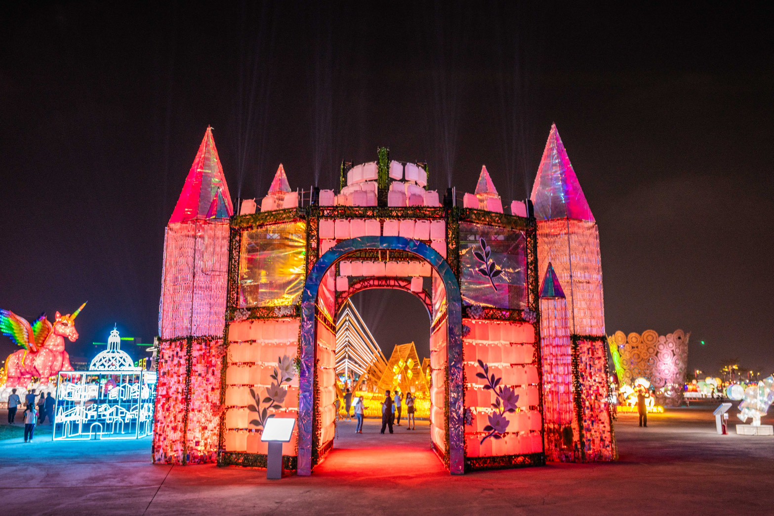 緑と光のおとぎの世界：持続可能な不思議の城